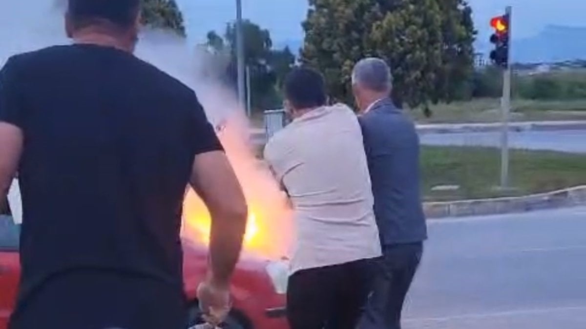 Antalya'da yanan araca vatandaşlar müdahale etti