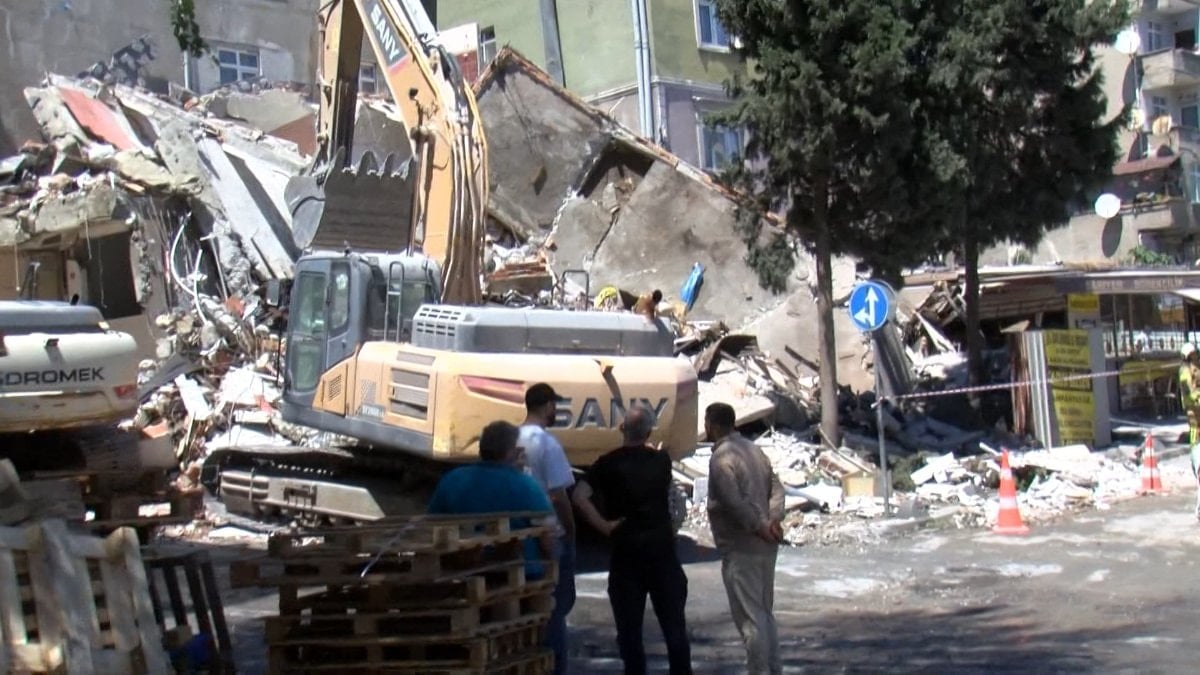 İstanbul'da yıkımı yapılan bina, bitişiğindeki binanın üzerine çöktü: Kıl payı kurtuldular