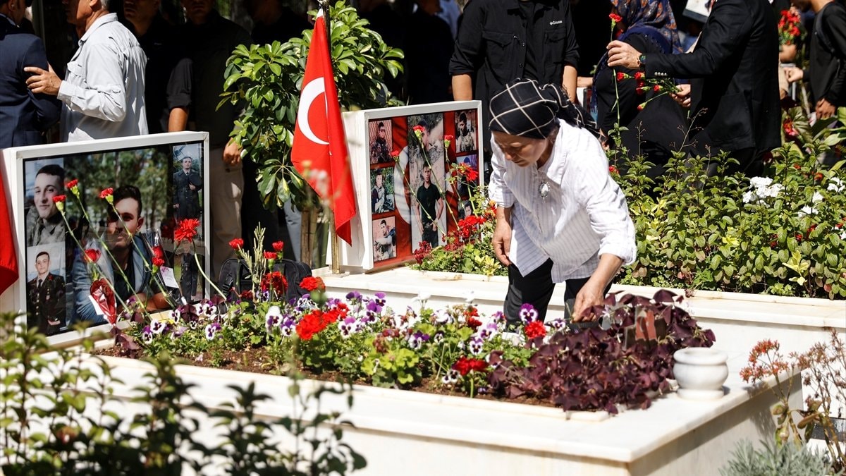 Bayram arifesinde aziz şehitler minnet ve dualarla anıldı