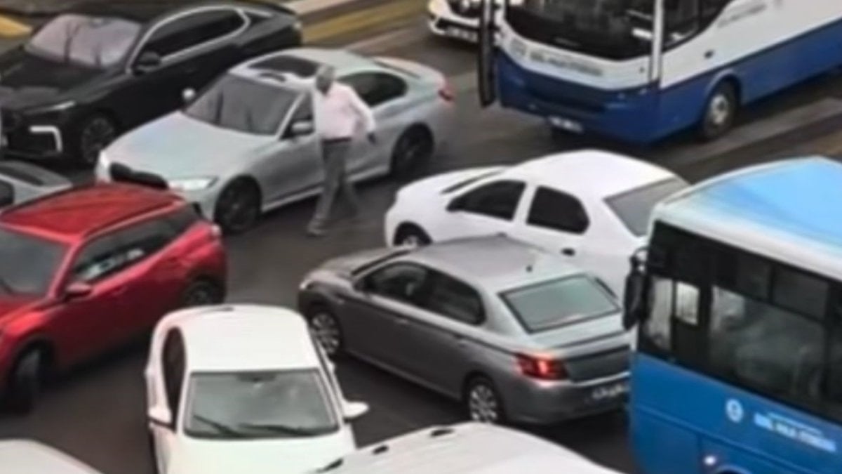 Gaziantep’te kilitlenen trafiği otobüs şoförü açtı