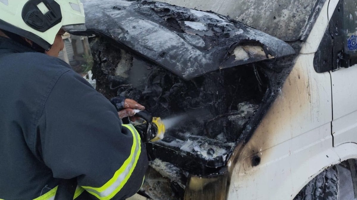 Hatay'da kamyonet küle döndü