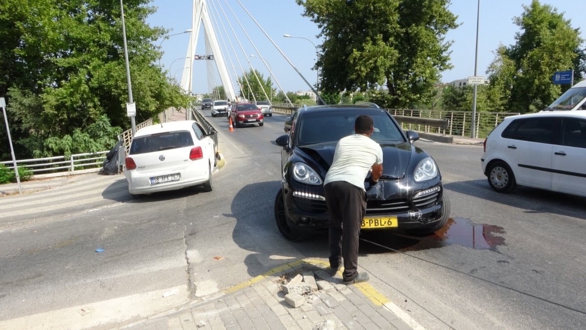 Antalya'da alt geçidi kullanmayan araç, kazaya neden oldu
