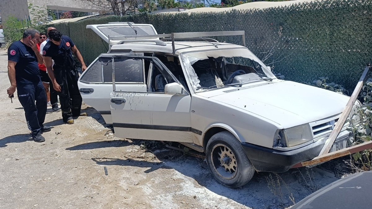 Antalya'da otele ölçü almaya gitti, döndüğünde aracını alevler içinde buldu