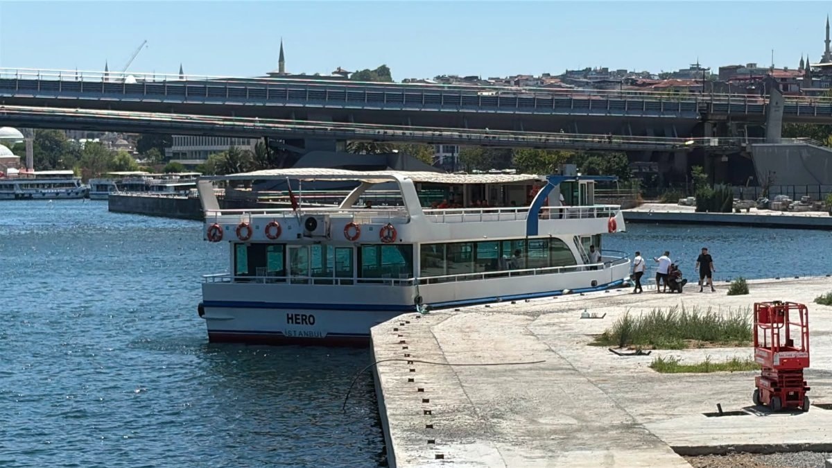 Haliç'te tur teknesi köprünün ayağına çarptı: Denize düşen personeli arama çalışmaları başlatıldı
