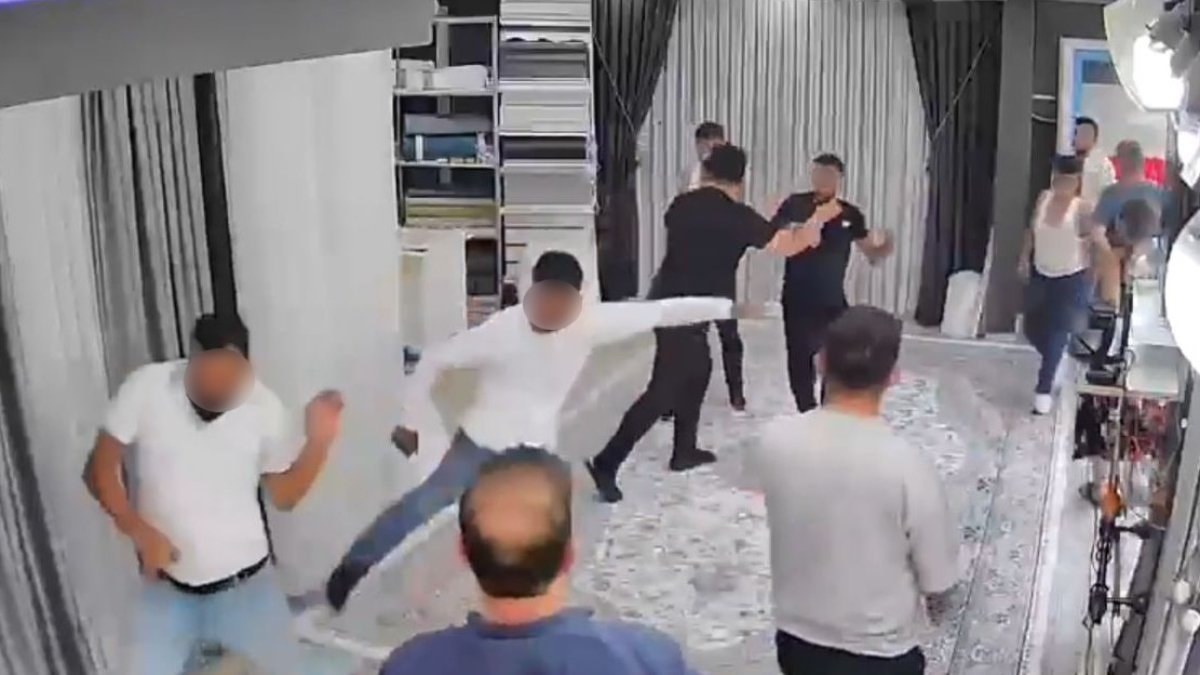 İstanbul'da bıçaklı gruptan kaçmak için perde dükkanına daldı