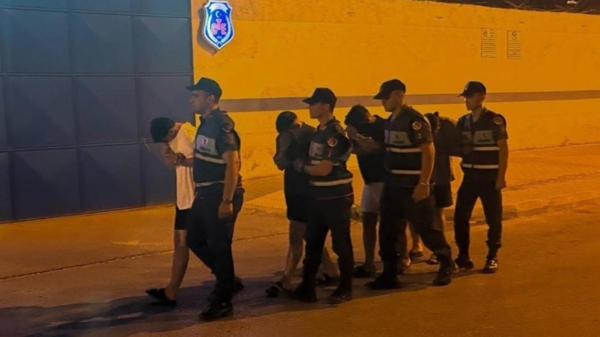 Kızkalesi’nde kimlik kontrolü sırasında polis noktasına zarar veren 4 şüpheli tutuklandı