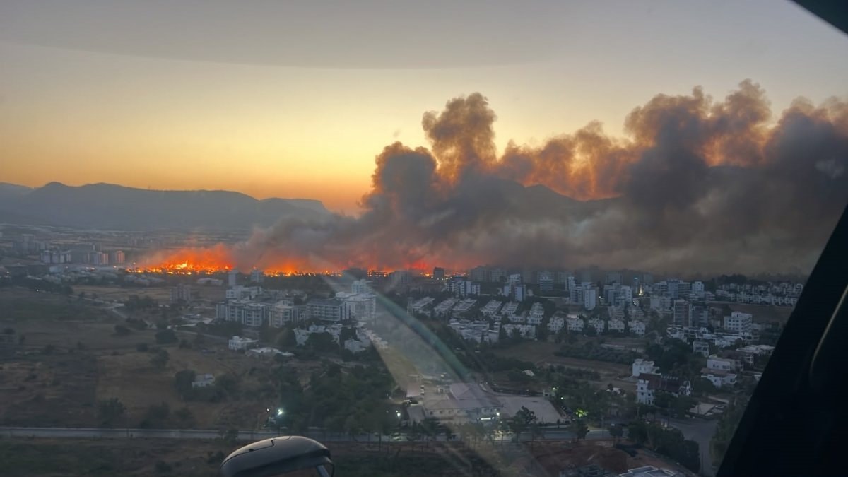 Mersin'de yerleşim yerlerine yakın orman yangını