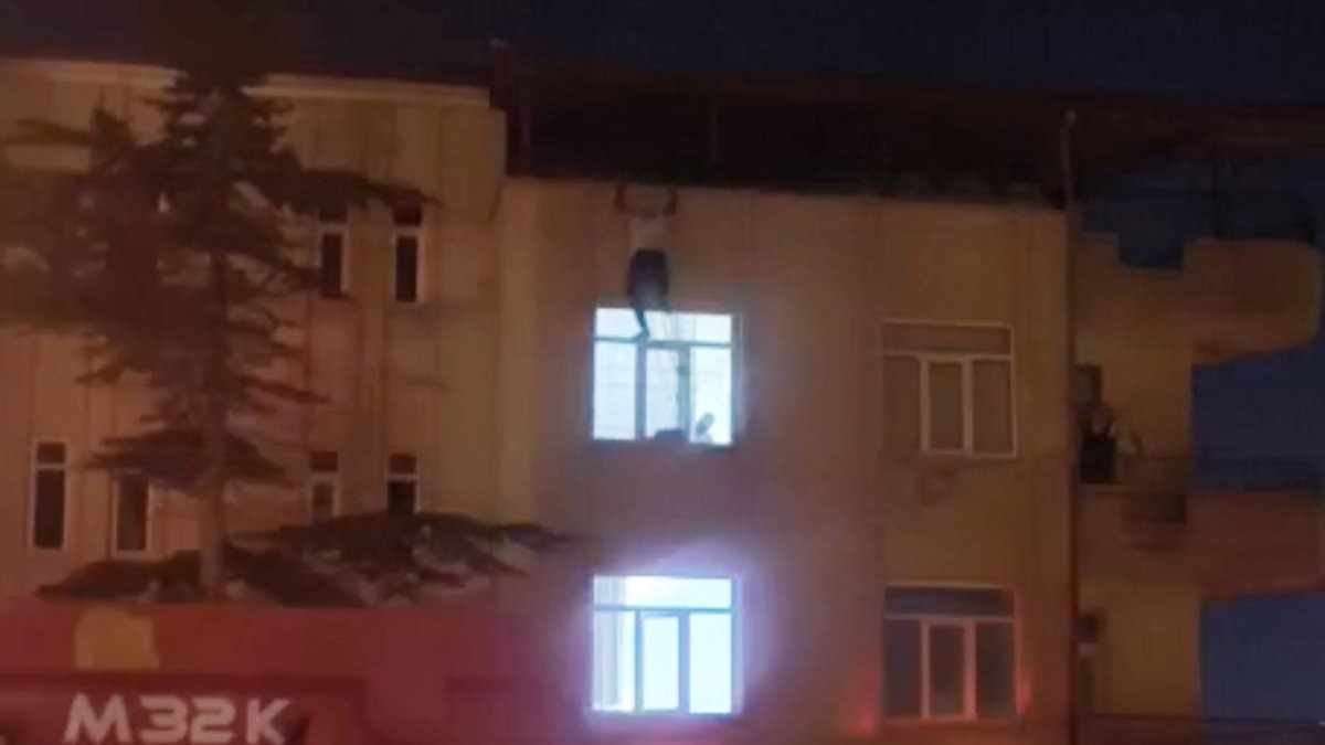 Aksaray'da çatıdan eve girmek isteyen kişinin 3'üncü kattan düştüğü anların görüntüsü ortaya çıktı
