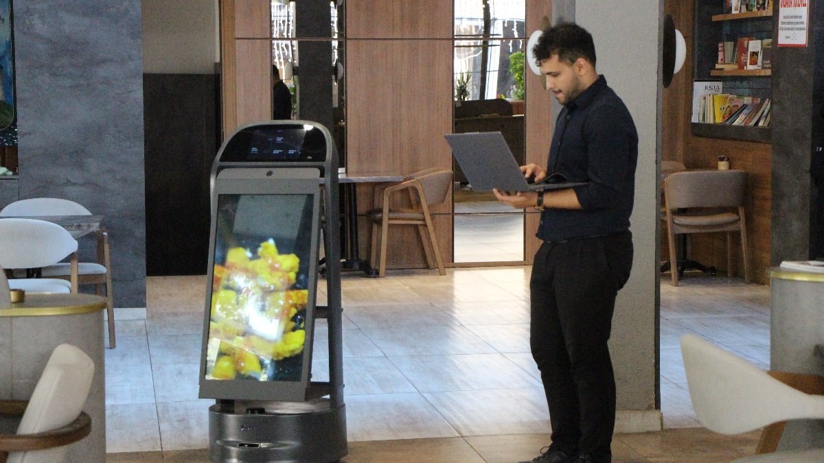 Amasya'da garson robot rotasından çıkıp merdivenlerden düştü: 3 gün izin verildi