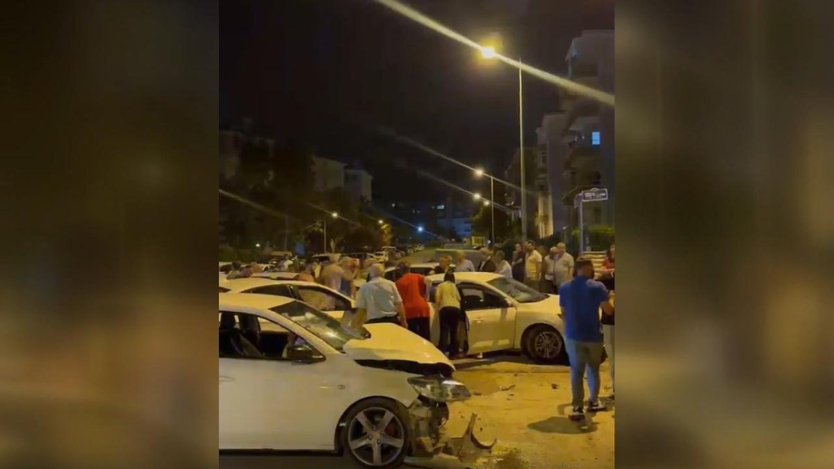 Ankara'da kontrolden çıkan otomobil park halindeki araçlara çarptı: 4 yaralı