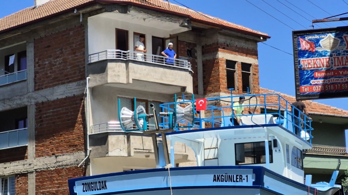 Bartın'da vatandaşlar tekneyi karadan yürüttüler