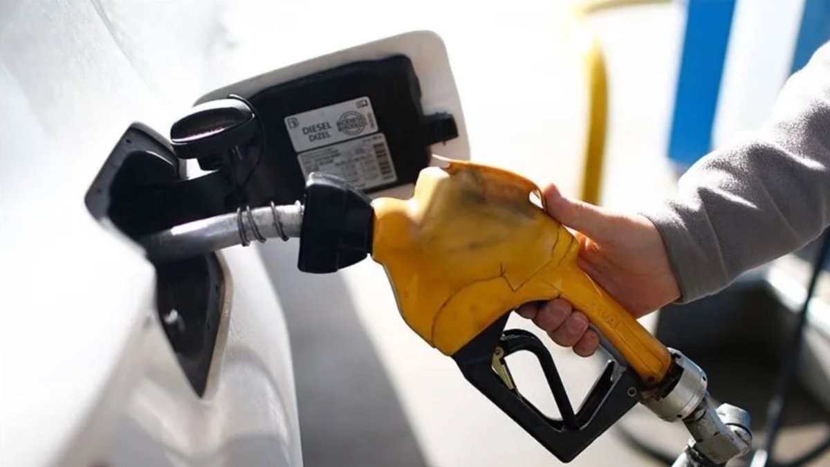 Benzine bir zam daha: Pazartesi tabelaya yansıyacak