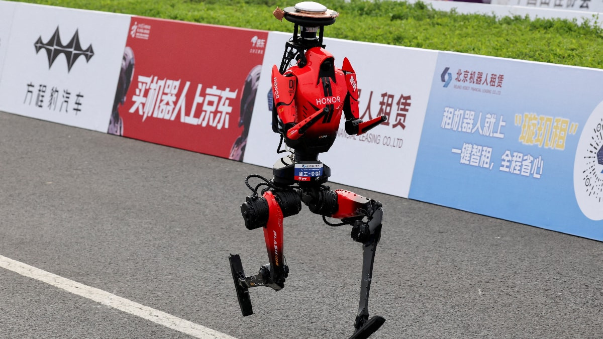 Çin'de insansı robot 100 metreyi Usain Bolt'tan daha hızlı koştu