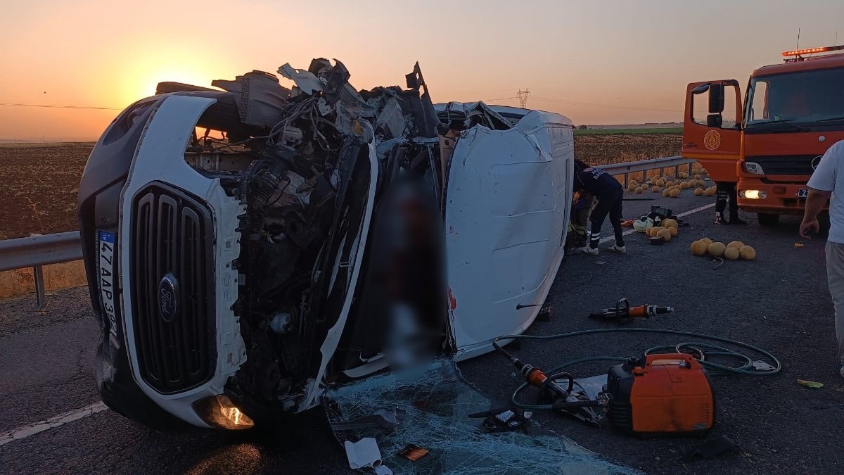 Diyarbakır'da yolcu minibüsü traktöre çarptı: 2 ölü