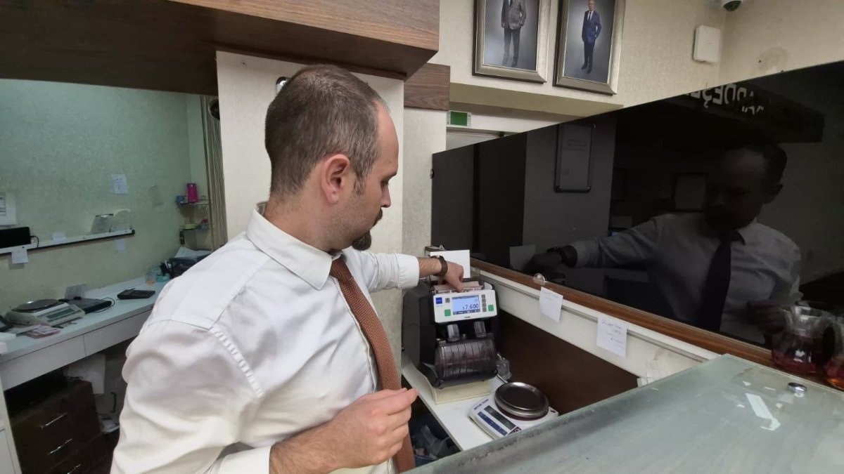 Eskişehir'de 15 adet sahte Cumhuriyet altını bozdurmak isterken yakalandı