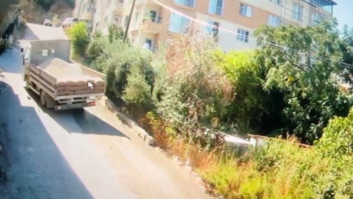Hatay'da kum yüklü kamyon bahçeye uçtu: 10 çocuk annesi hayatını kaybetti
