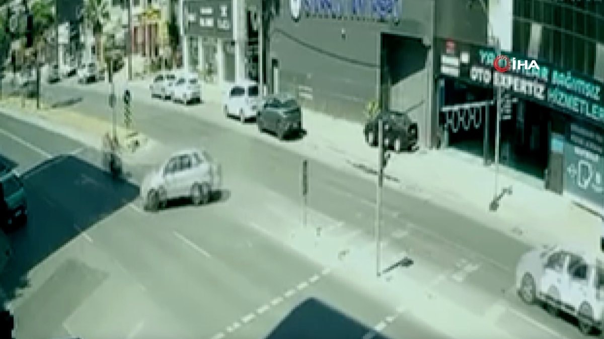 İstanbul'da motosikletin araca çarptığı anlar kamerada