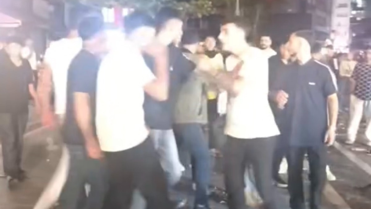 İstanbul'da rap konserinde tekmeli yumruklu kavga kamerada: Polis müdahale etti