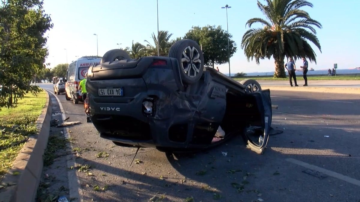 İstanbul'da refüjdeki ağaca çarpan otomobil takla attı