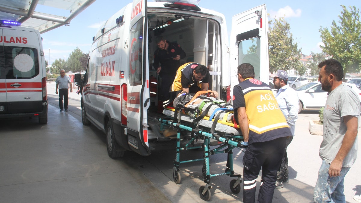 Konya'da inşaatın 3'üncü katından düşen usta yaralandı