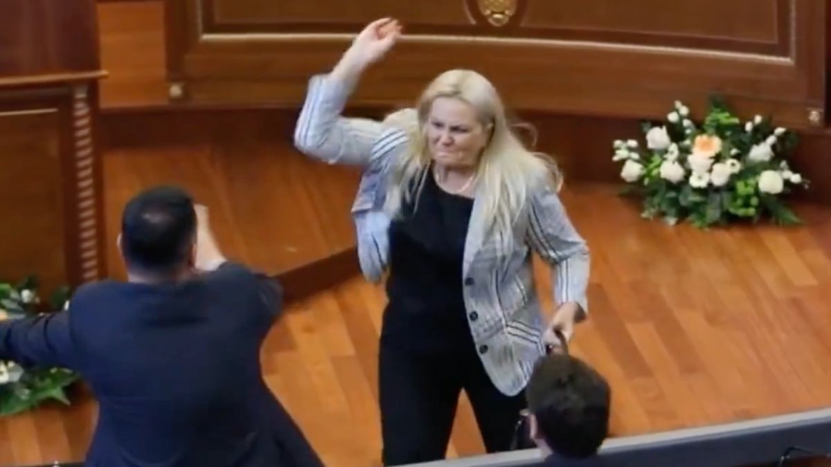 Kosova meclisinde protesto: Başbakan'a yumurta fırlattı
