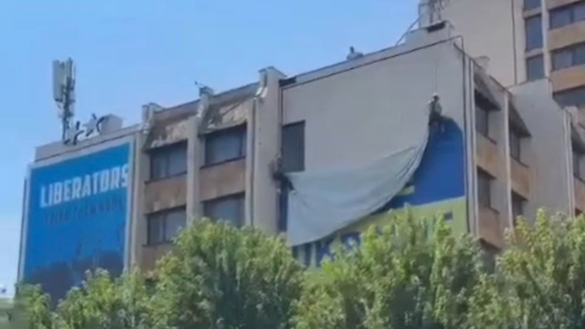 Kosova'daki dev Ukrayna bayrağı kaldırıldı