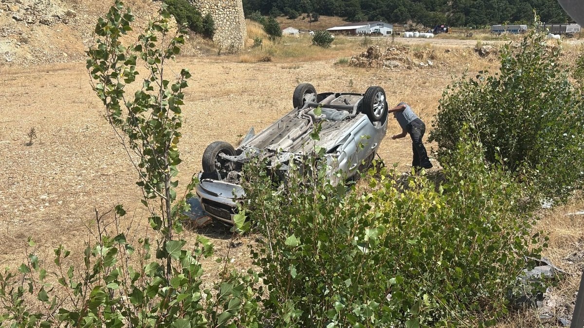 Kütahya'da otomobil hafriyat kamyonuna çarptı: 4 yaralı
