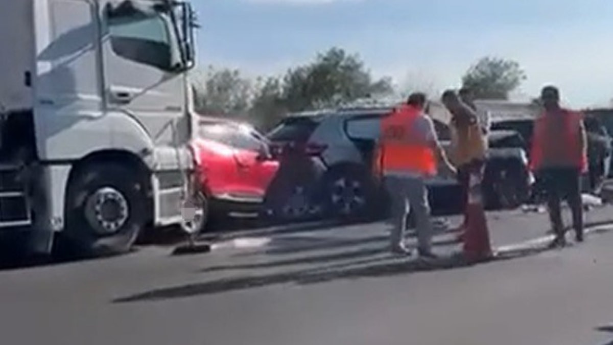 Sakarya'da 12 aracın karıştığı zincirleme kaza: 6 yaralı