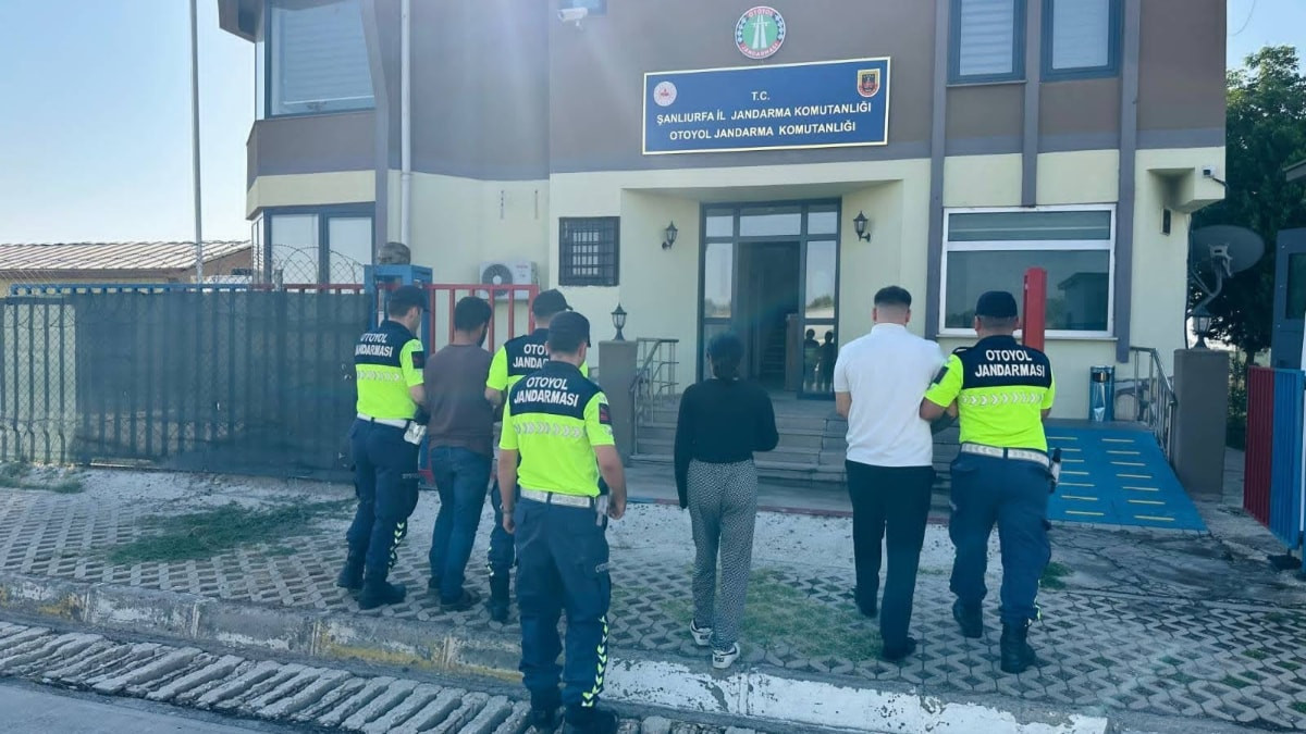 Şanlıurfa'da kendilerini polis olarak tanıtan dolandırıcılar jandarmaya yakalandı
