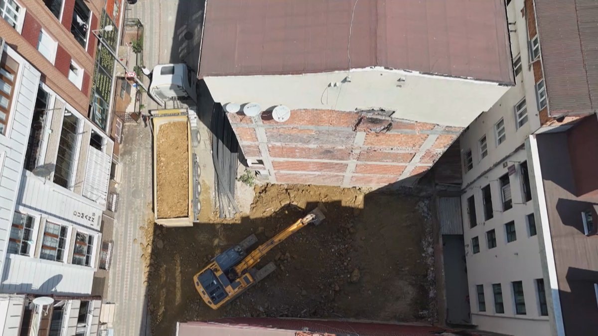 Sultangazi'de temel kazısı sonrası 4 bina tahliye edildi