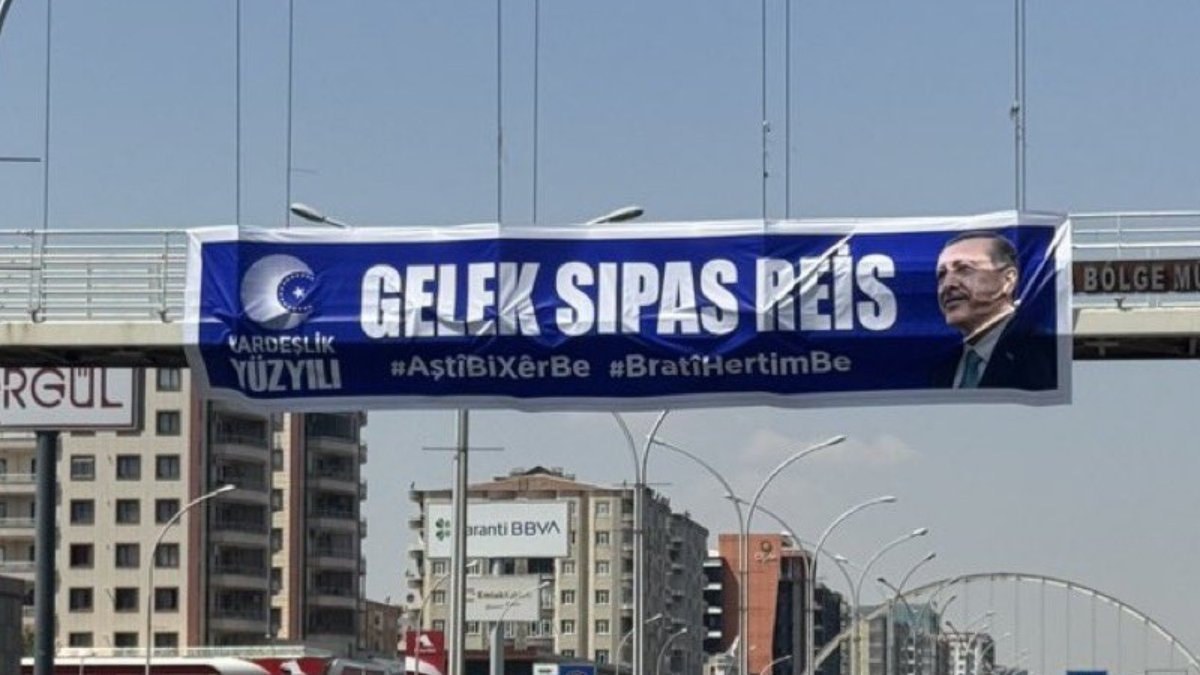 Terörsüz Türkiye sevinci: Diyarbakır'da Cumhurbaşkanı Erdoğan'a teşekkür pankartları