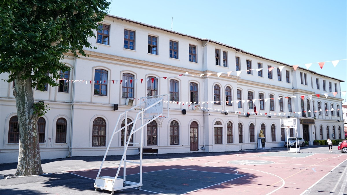 176 yıllık eğitim mirası: Cağaloğlu Anadolu Lisesi tarihe tanıklık ediyor