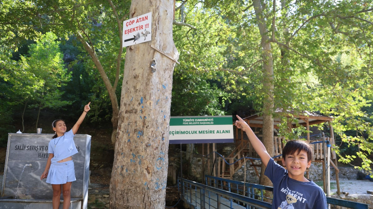 Adana'da mesire alanındaki çöp sorununa 'Çöp atan eşektir' yazılı tabelayla tepki