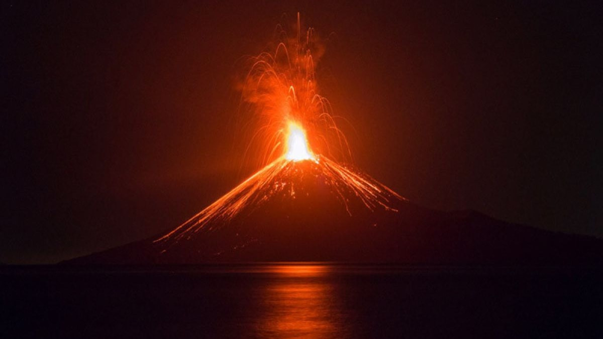 Anak Krakatau Yanardağı'nda patlama