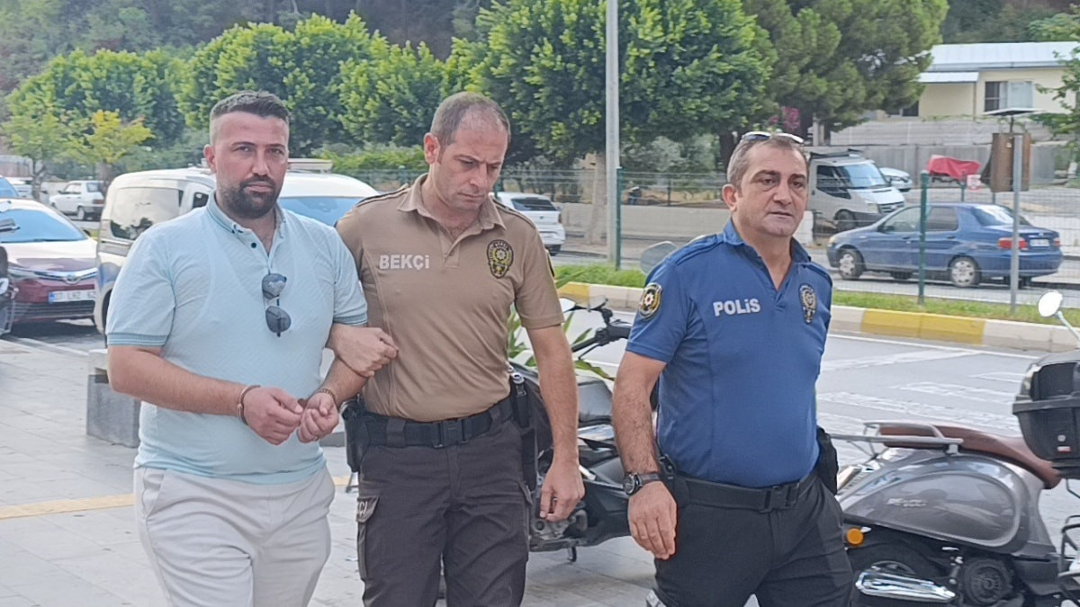 Antalya'da cinayetten aranan şahıs, ölen kişiye ait ehliyetle otel servis şoförlüğü yaparken yakalandı
