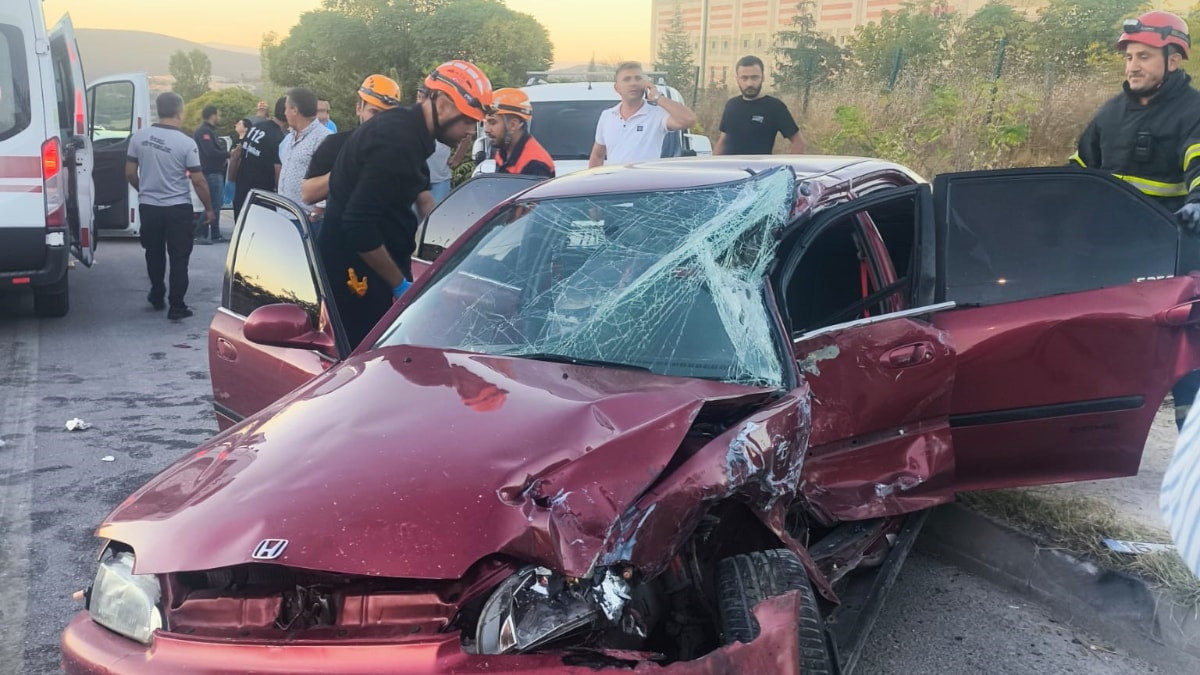 Bilecik'te iki araç kafa kafaya çarpıştı