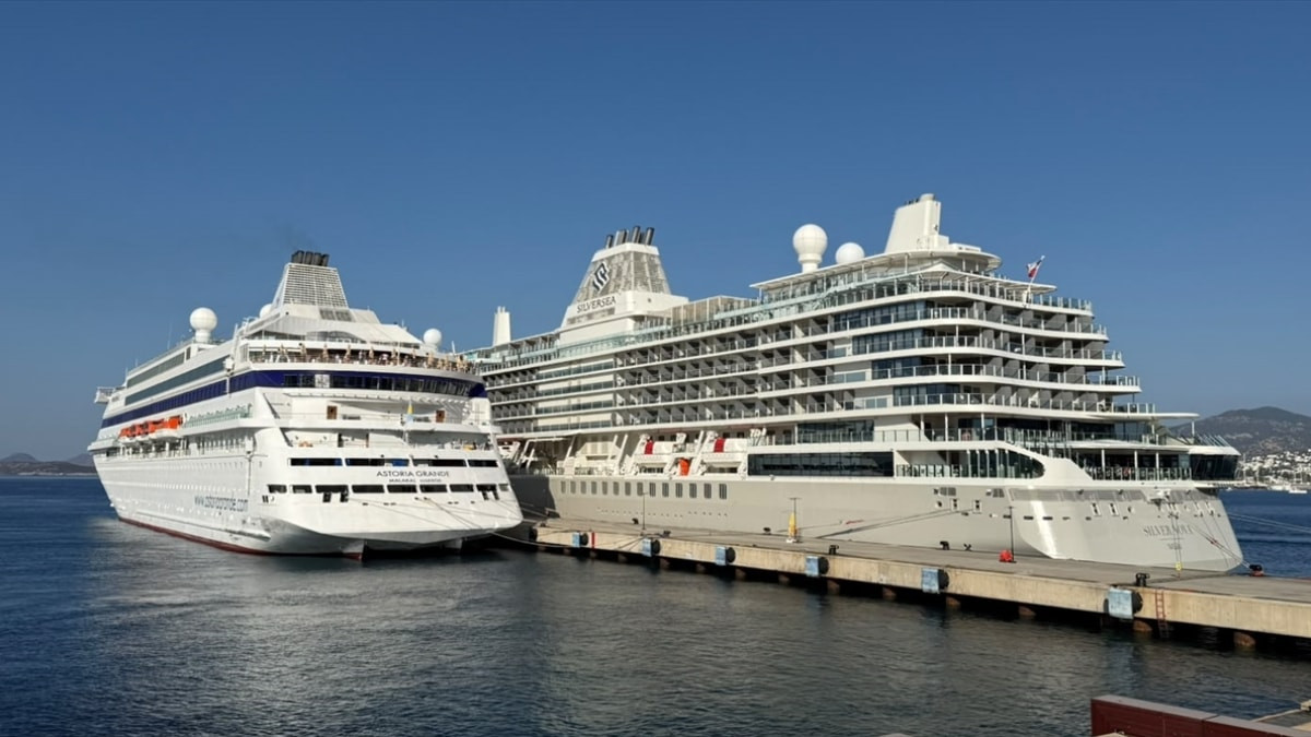 Bodrum'a iki kruvaziyer gemisiyle 957 turist geldi