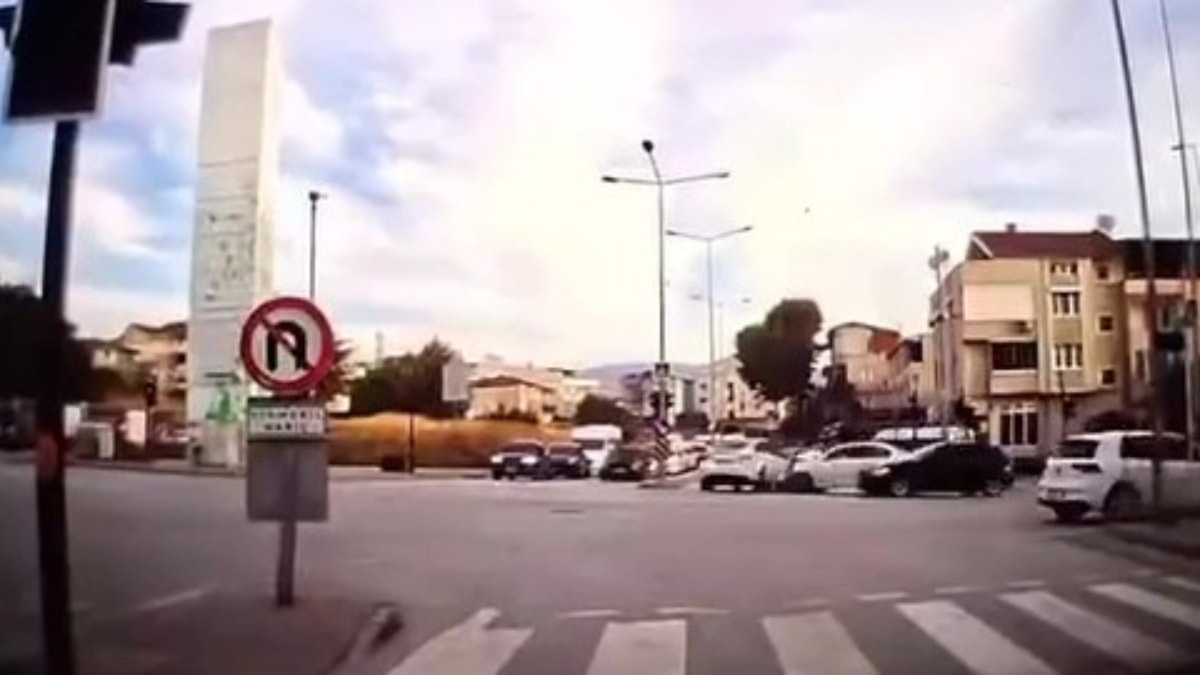 Bursa'da hatalı dönüş yapan otomobil kazayı da beraberinde getirdi