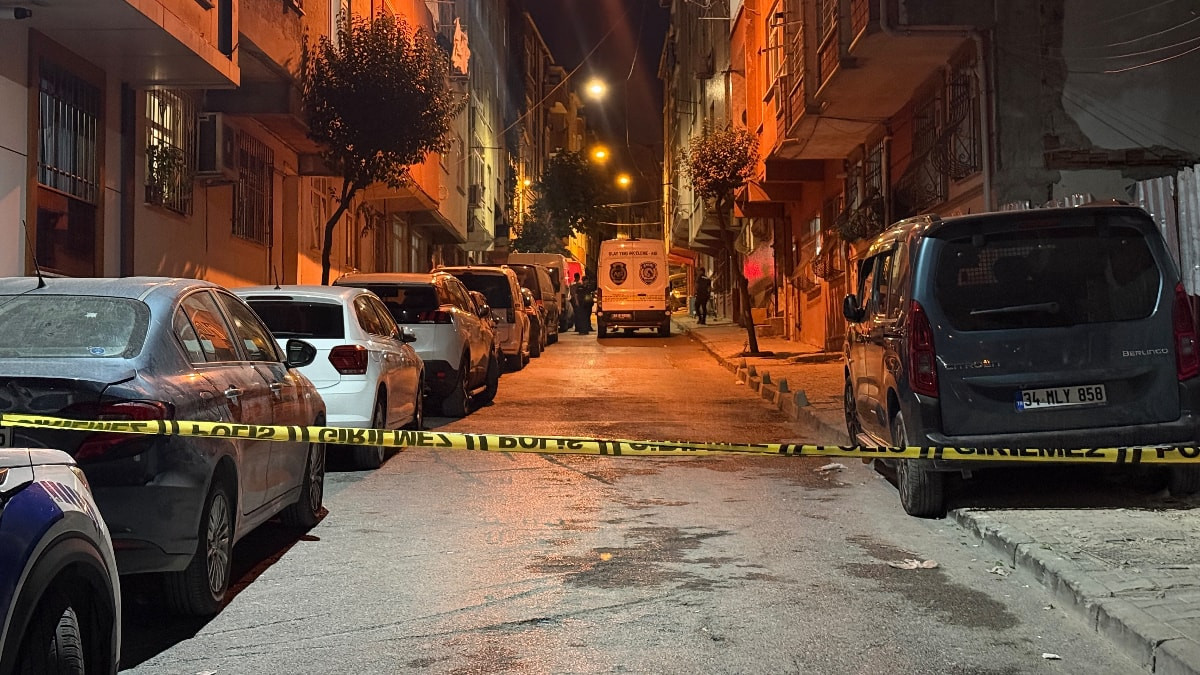 İstanbul'da bir evde bulunan kişiler silahlı kavga: 3 ağır yaralı