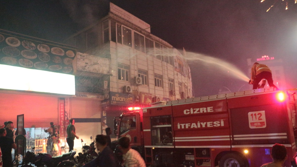 Şırnak'ta galibiyet kutlamaları faciaya dönüyordu: 3 iş yeri ve 1 araç yandı