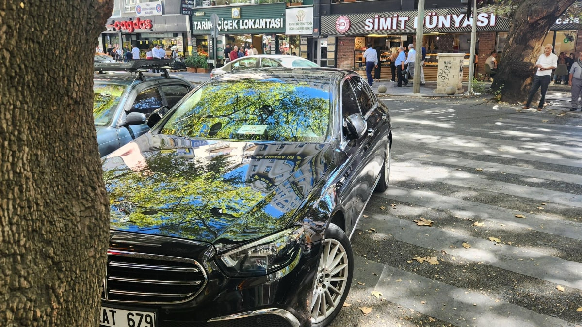 Yeni Parti Ankara İl Başkanlığı aracı hem kaldırıma hem yaya geçidine park edildi