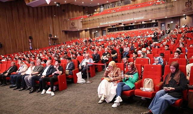 Afyoncu'dan Kocaeli Kitap Fuarı'nda tarih dersi; "Geçmiş, geleceği inşa etmek için okunmalı"