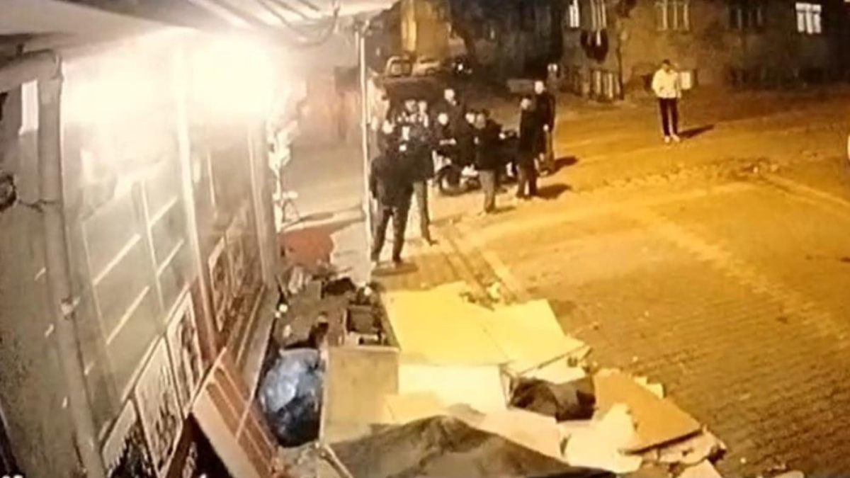Esenyurt'ta engelli genç darbedildi: Dişleri kırıldı, silahla tehdit edildi