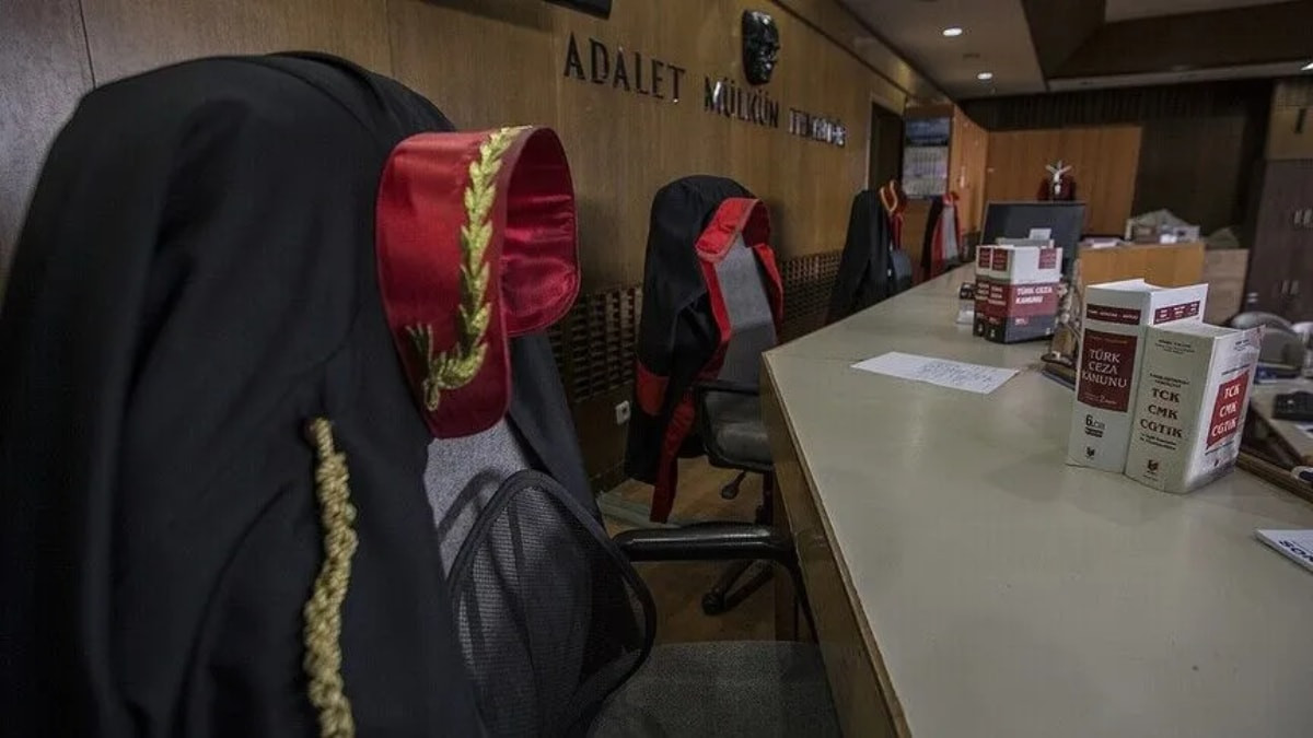 Mahkeme başkanı ve üye hakimin başörtülü olmaları nedeniyle reddihakim talep eden avukat beraat etti