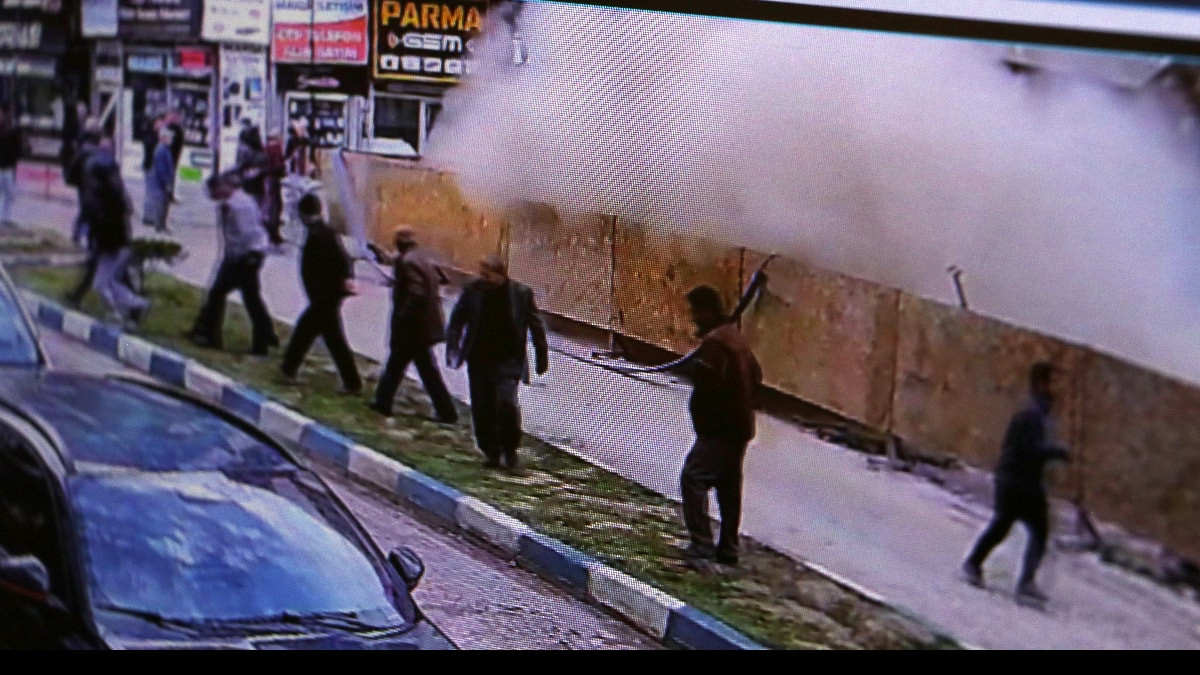 Van’da temel kazısı yapılan alanın yanındaki iş yeri çöktü