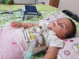 1,5 yaşındaki Ülkü tedavisi olmayan krabbeyle savaşıyor