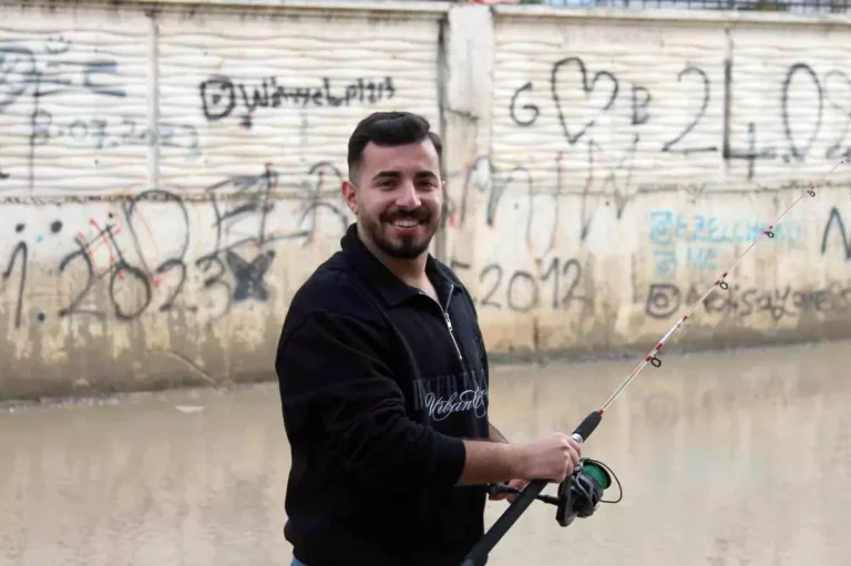 Adana’da altyapı isyanı: Esnaf göle dönen sokakta olta attı