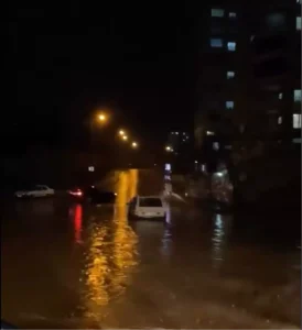 Adana’da Sağanak Yağış Yolları Kapladı