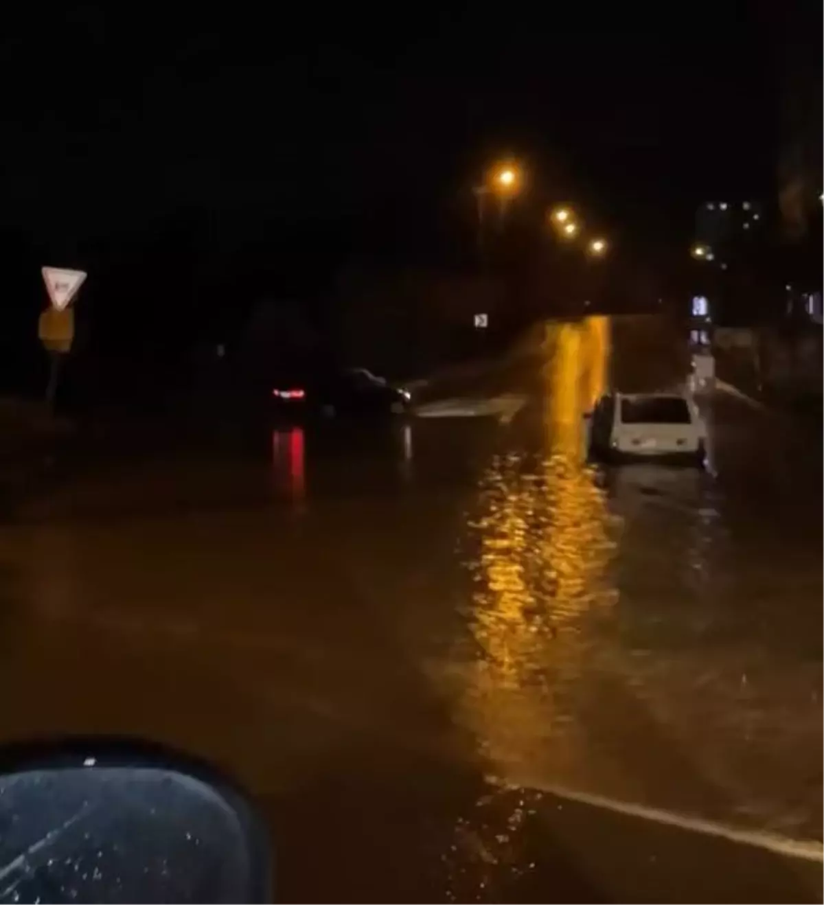 Adana’da Sağanak, Yolları Su Bastı
