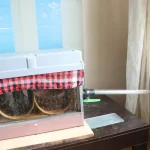 Arılarını Oturma Odasında Besliyor